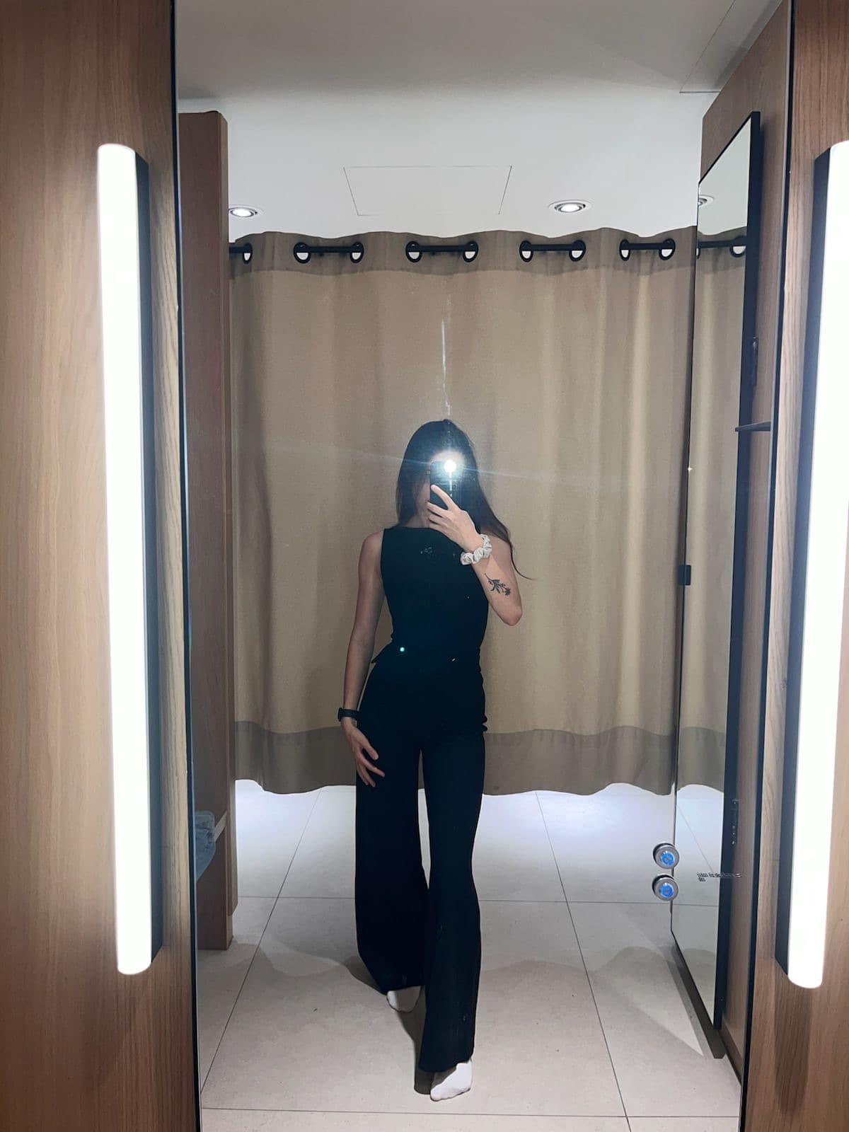 All-black fitting-room outfit look